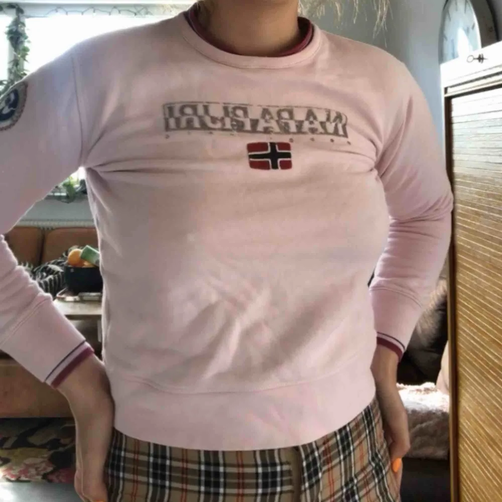 napapijri rosa sweatshirt/tröja, står typ ingen storlek men motsvarande xs. Hoodies.