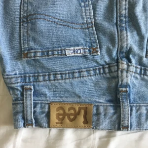 Lee jeanskjol - Säljer min superfina ljusblå jeanskjol från Lee pga för liten för mig. Perfekt till sommaren. Knappar längs hela framsidan och fickor både fram och bak. Står ingen storlek i men skulle säga xs. Mycket bra skick.💖💖