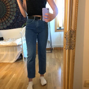 Straight jeans - Trendiga raka jeans från HM, använda cirka 5 gånger. Säljer då de inte kommer till användning längre. Storlek 34 men de skulle nog kunna passa en 36a också då de är stretchiga💗