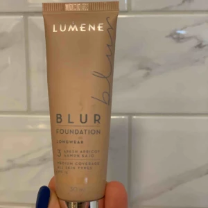  - Lumenets Blur foundation, så sjukt bra!! heltäckande beroende på hur många lager du har, dock är denna i fel färg för mig därför säljer jag denna, den är endast testad!! den har även spf, färgen FRESH APRICOT