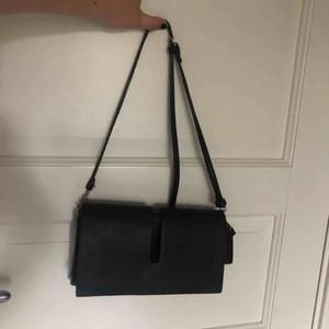  - Svart liten väska från Carin Wester med justerbart band så man kan ha det både långt och kort. Nypris 400. En knapp har lossnat men finns fortfarande en dragkedja så man kan stänga men därav de billiga priset💗