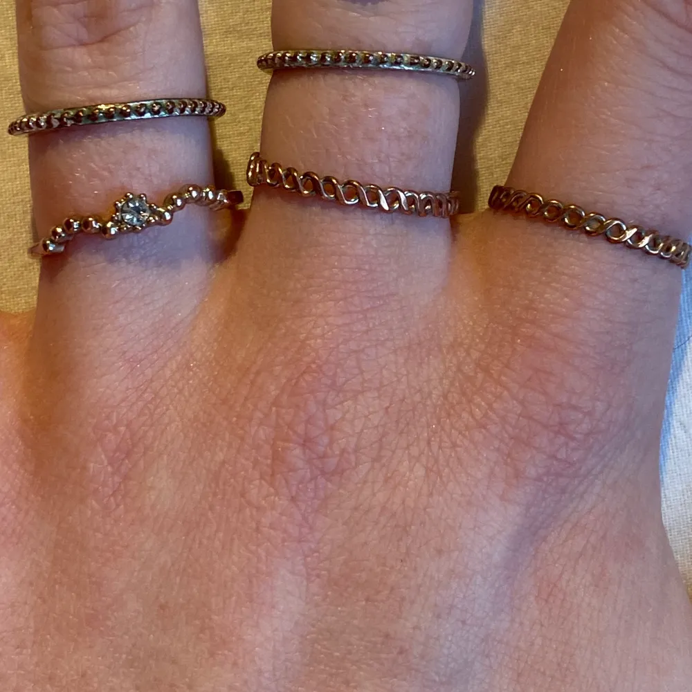 Säljer båda guldiga, silvriga och bronsfärgade ringar! Ringarna på den första bilden kostar 20kr/styck. Aldrig använda eftersom de är för stora (M/L). Ringarna på den andra bilden kostar 5kr/styck och är strl XS/S! 💘💘💘💘. Accessoarer.