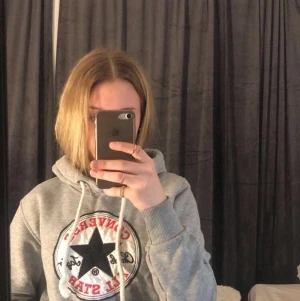 Hoodie - Converse hoodie, sparsamt använd! Frakt tillkommer💕