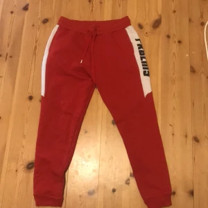 Pull &bear röda mjukis byxor  - Mina röda pull n beat mjukisar som jag har vuxit ur. Några år gamla. Har inte använts så mycket