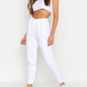 Mjukisbyxor  - Intressekoll på dessa vita mjukisbyxor från boohoo som nästan är slutsålda på deras hemsida. Helt nya och oanvända med prislappar kvar. Beställde storlek S(såld)och M som passar allt mellan XS-M. Köpare står för eventuell frakt, möts annars upp på söder. 