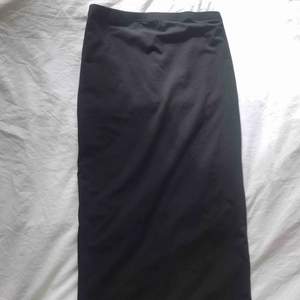 Lång svart kjol som sitter takt på kroppen men stretchigt material. Endast provad, köpt från Sheinside.