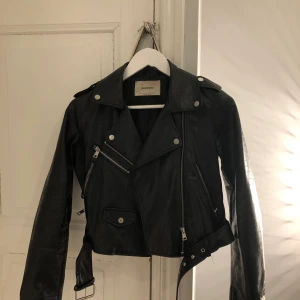 skinnjacka ormskinn - Skinnjacka med ormskinn mönster. Stl Xs 