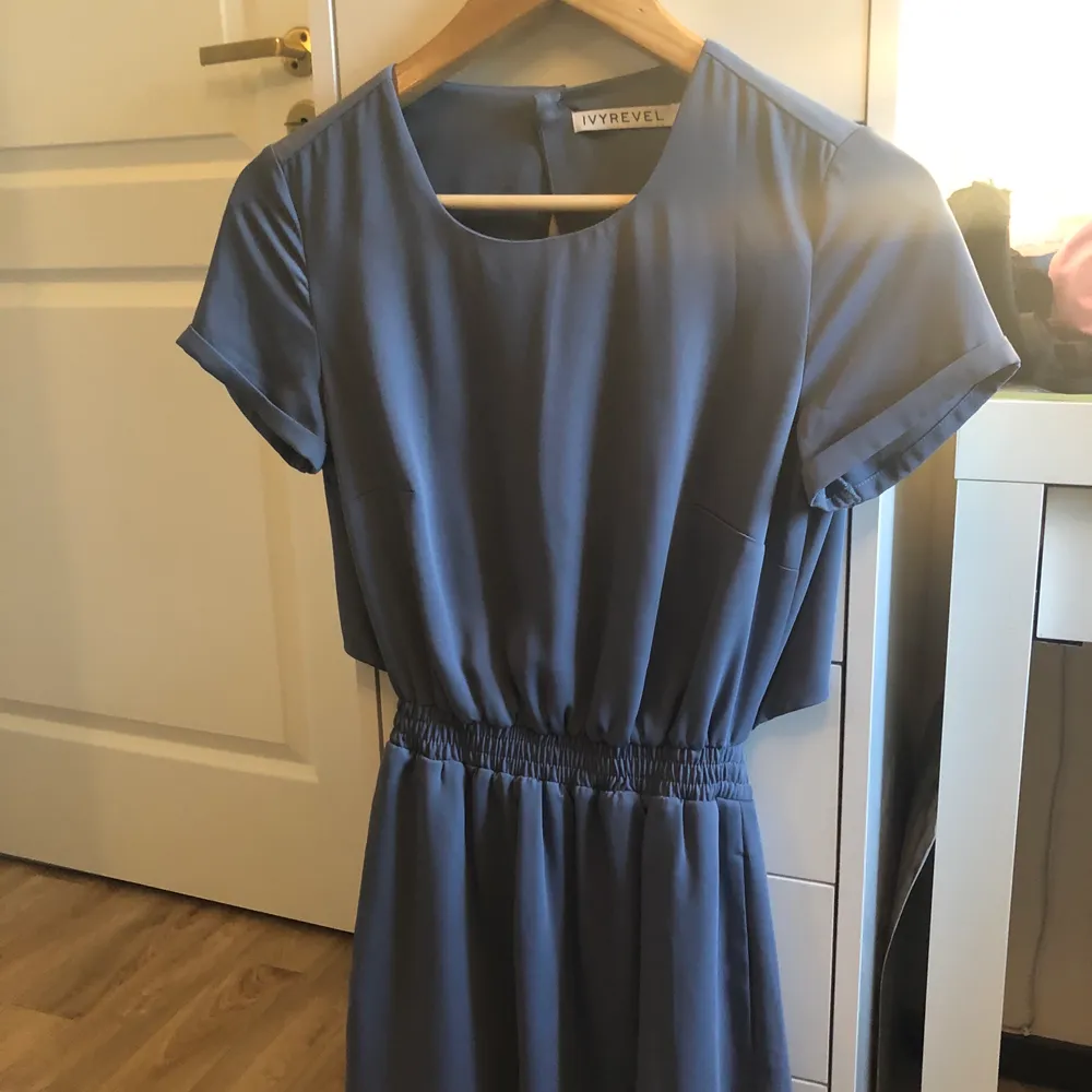 Säljer min jättefina blå klänning med öppen rygg då jag tyvärr inte fått användning för den på länge. Nyskick. 150kr plus frakt. . Klänningar.