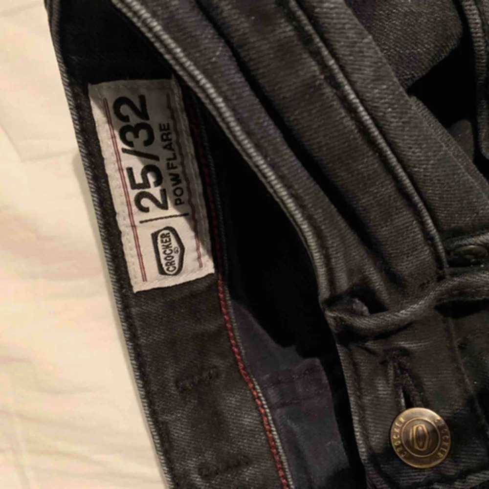 Fina bootcut jeans från Jc. När jag köpte dom var dom lite långa så vi sydde upp dom så det blev som 25/30 men från början 25/32. dom passar någon från ca 160-165. Pris 150kr+ev frakt Dom har bleknat lite i tvätten men fina i skicket!. Jeans & Byxor.