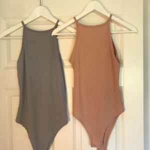  - 2 st ribbade bodys för 100 kr🌸 Använda fåtal gånger.  Storlek 36 men funkar även till 38. 