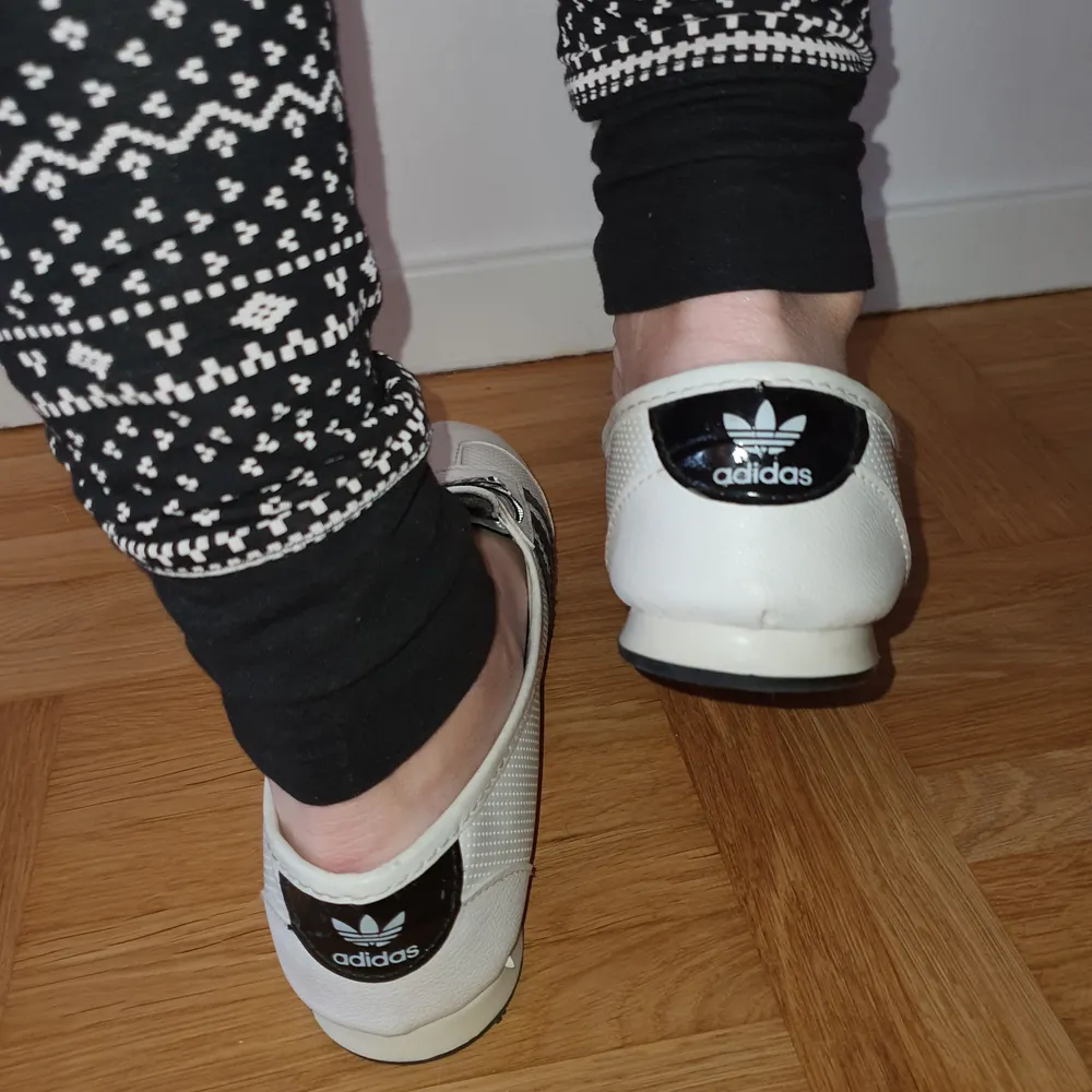 Nya Adidas Sneakers för kvinnor.  Läderstorlek 39. Välkommen.Ställ frågor, glad att svara dig😉. Skor.