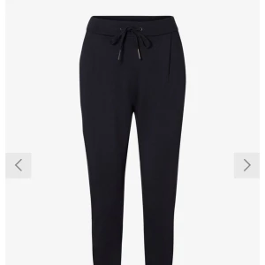 Mjukisbyxor  - Snygga mjukisbyxor från vera moda, liknar kostymbyxor litegrann. Gott skick! Original pris 400kr. Mörkblåa. 