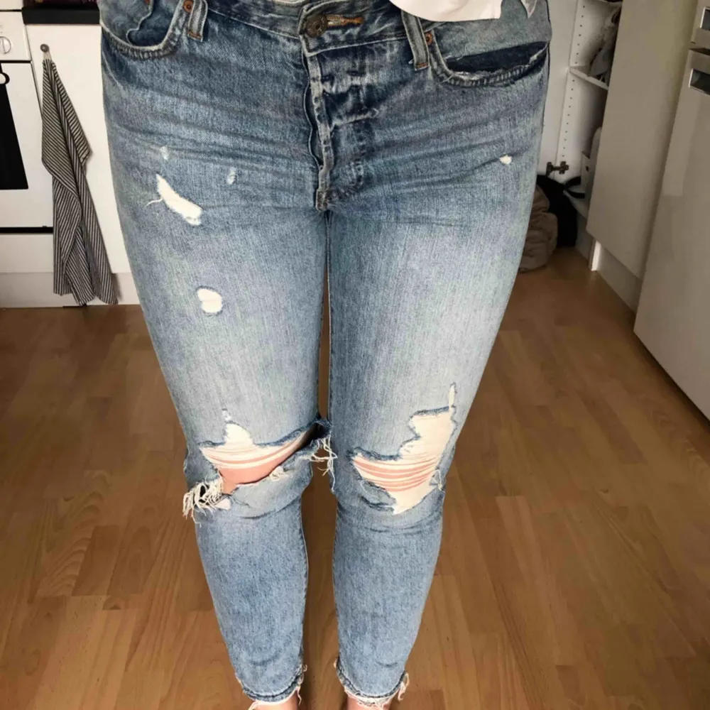 Vintage straight High waisted jeans köpta från HM. Använda ett par gånger så i fint skick. Slitna i knäna och lite på låren. Supersnygga, men känns för tajta för mig! Kan skicka fler bilder om önskas!😊. Jeans & Byxor.