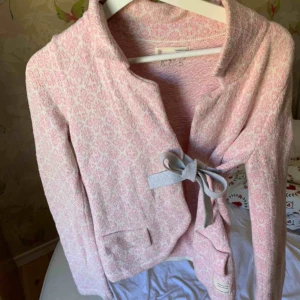  - Gullig rosa kofta från Odd Molly i storlek 0💓 Köpt för ca 1200kr och är i väldigt bra skick🥰