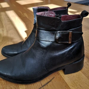 Skinnsko Park West, strl 36 - Klassisk skinnsko, använd endast ett fåtal gånger.