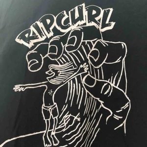  - T-shirt från rip curl med coolt tryck!