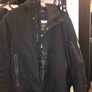  - Säljer en sailracing vinterjacka som inte kommer till användning mer, den är i bra skick, passar de som har storlek medium, det är herr modell, kan gå ner i pris vid snabb affär 