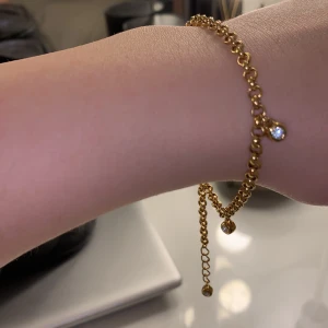 Accessoarer  - Ett guld armband med diamanter går o justera hur man vill ha det. FRI FRAKT