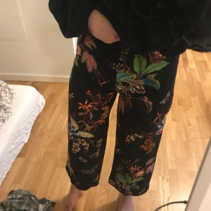 Kontorsbyxor, mönstrade! XS - Mönstrade kontorsbyxor. Oanvända. Är en S och dessa är XS så är för små! Hög midja med plats för skärp. Ankellånga. 