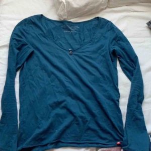  - Jättesöt tröja!! Urringad och har en pärla typ vid den. 