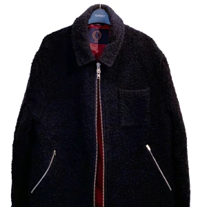 H/S Algot 52 - Human scales Algot strlk 52 XL. Sitter som Large på mig som är 190 normal bygd. Nypris 3000kr. Finns på Södermalm. Kan skickas köparen betalar frakten. Pris kan diskuteras 