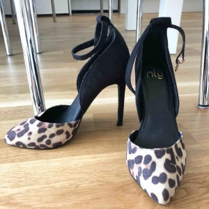  - Klackar stl 37, leopard från Nelly.com 