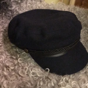  - Båtmössa i mörkblått från Åhléns. One size 