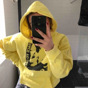  -   FÖRST TILL KVARN. Hoodie i snygg färg med asnajs tryck!! Band till huvan tillkommer!! Fraktar eller möts upp