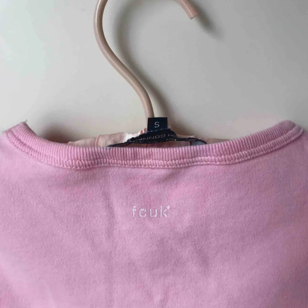 French Connection söt liten rosa topp med ”hustler” tryck 💕 Frakt 15kr . T-shirts.
