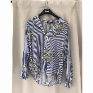  - Ljusblå blus från ginatricot. Använt ett fåtal gånger. Hämtas i Kalmar eller skickas om köparen står för frakten. 