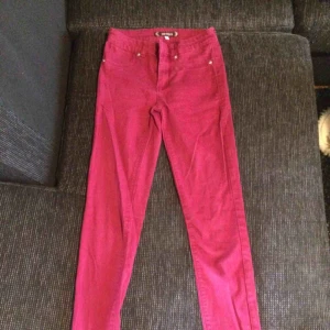  - Jätte fina mjuka jeans  av märket Now and THEN men byxorna är mer vin röda bilden blev dom mycket ljusare på 🙄 sparsamt använda pris 130kr ink frakt 