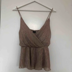  - Använt en gång, super fin & glittrig topp som är i nyskick. Köparen står för frakten!
