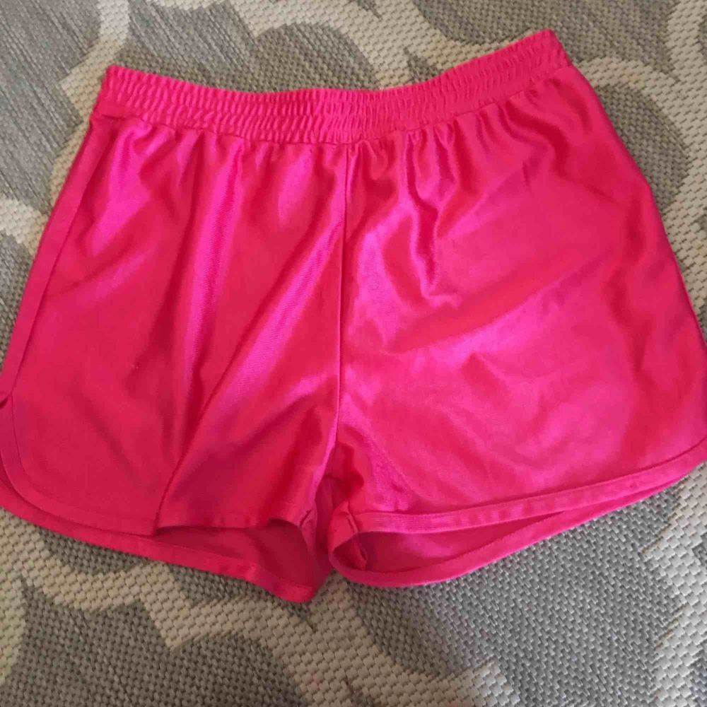 Rosa skimrande shorts. Supercool färg!. Shorts.