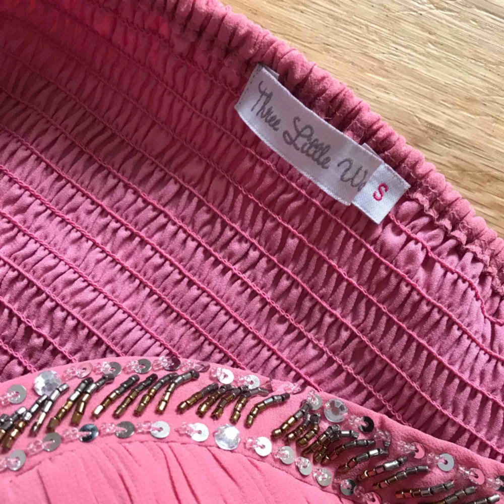 Långklänning i härlig rosa färg. Fina detaljer som spets och paljetter. I storlek S men passar även M och L (beroende på storlek på byst). Använd 2 gånger. Frakt ingår . Klänningar.