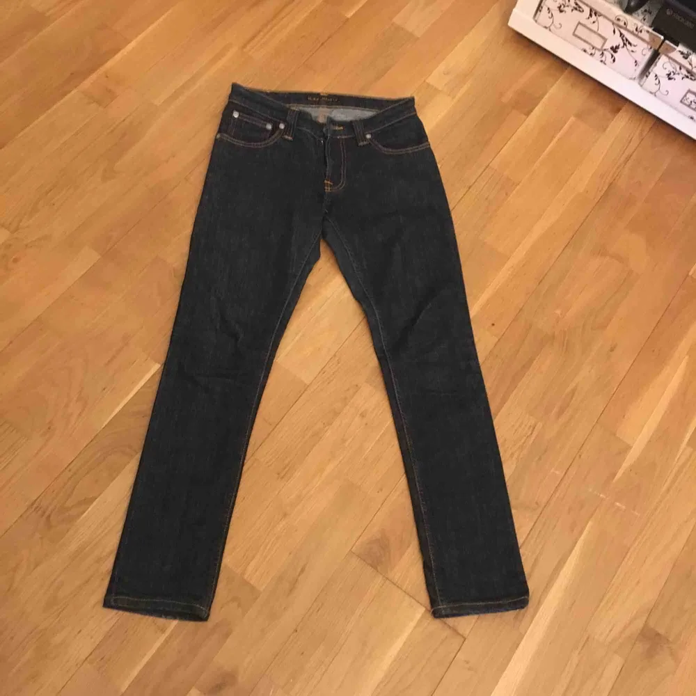 nudie jeans tight long john demin strech .  Mörkblåa knappt använda . Nypris 1200  vid snabb köp fri frakt . Jeans & Byxor.
