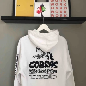  - Oanvänd oversized hoodie med coola detaljer och ett stort tryck på ryggen. Köparen står för frakten