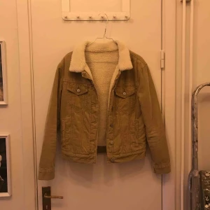  - Här är en kätte fin jacka som har Teddy fluff inuti sig. tror att den är ifrån Pac Sun.  Använd ett fåtal gånger.  Köparen står för frakten.  Ha en bra dag ☀️