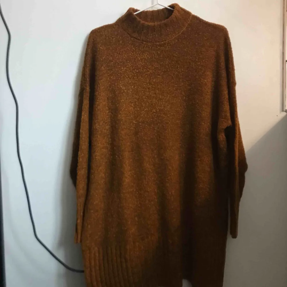 Orange/brun stickad tröja, Monki, stl S, 80kr.. Stickat.