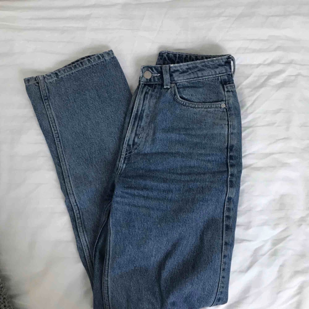 Originalpris: 500kr  Ett par jeans från Weekday i modell Row och i färg sky blue. Fraktar gärna men köpare står för fraktpris :) . Jeans & Byxor.