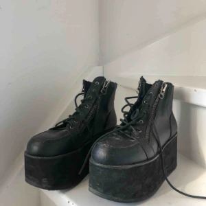  - Säljer ett par coola platåskor köpta för ca 4 år sedan på Beyond Retro. De är i storlek 37, men passar även en mindre 38!  Använt dem en del, men fortfarande i fint skick. Kan mötas upp eller frakta! 