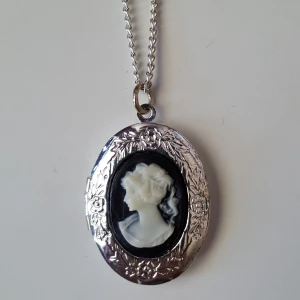  - Silvrigt halsband i metall som går att öppna. Kan skickas om köparen står för frakten som då blir 22kr.