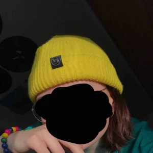 - En mössa köpt på twenty one pilots konserten i stockholm! Köpt för 200-300 kronor men inte använd mycket alls då den inte passar till så mycket:/