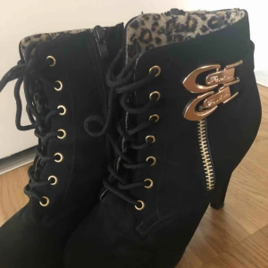  - Svarta klakisar med leopard mönster inuti samt guld detaljer