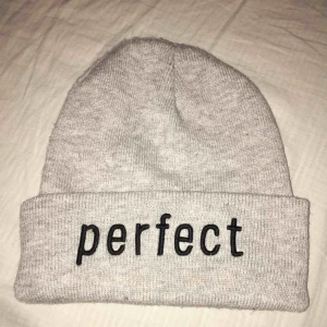  - Mössa med texten perfect, typ aldrig använd 