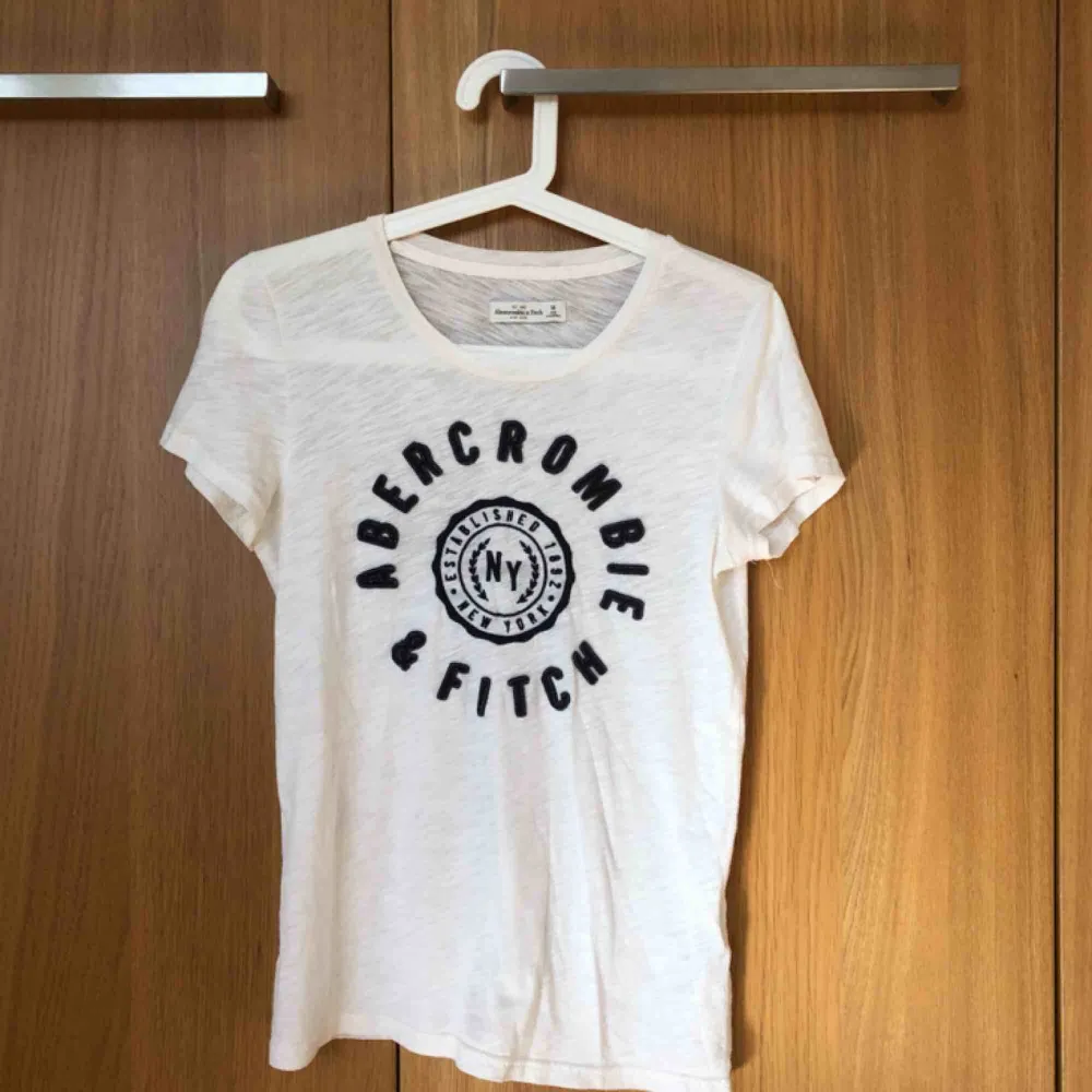 Tröja med tryck! Från Abercrombie&Fitch. Riktigt skön. Kostar 90kr (fri frakt!!)💖. T-shirts.