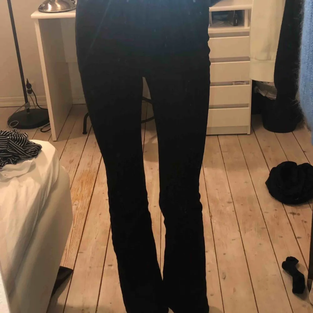 flared jeans från stradivarius -högmidjade -långa ben (passar långa tjejer också) -betalningssätt:swish -köparen står för eventuell frakt. Jeans & Byxor.