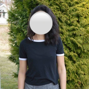  - Svart t-shirt i bra skick. Fri frakt