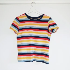  - Randig t-shirt, somrig fin och färgglad.