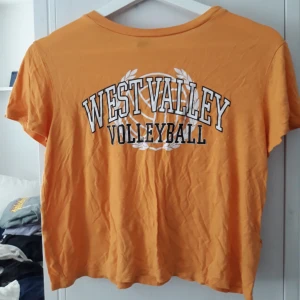  - Säljer denna coola toppen från H&M, den kommer tyvärr aldrig till användning. Köparen står för frakten men kan mötas upp i Kalmar området. Hör av dig om du är intresserad eller har frågor!! :D