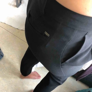  - Kostymbyxa med mudd nertill, storlek 4 som en normal 36, ord 1699